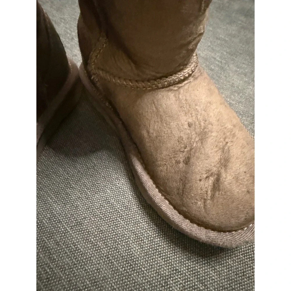 UGG‎ Kids Classic Short II Grey Sheepskin Suede Boots Size 10 Toddler 1017703T
